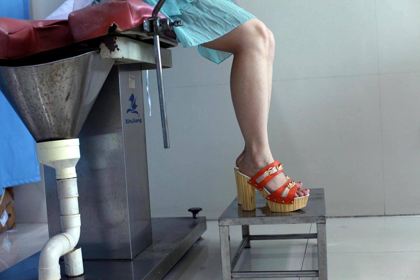 女护士遭医生强奸,联合男友将其当街砍死,死到临头为何高兴落泪