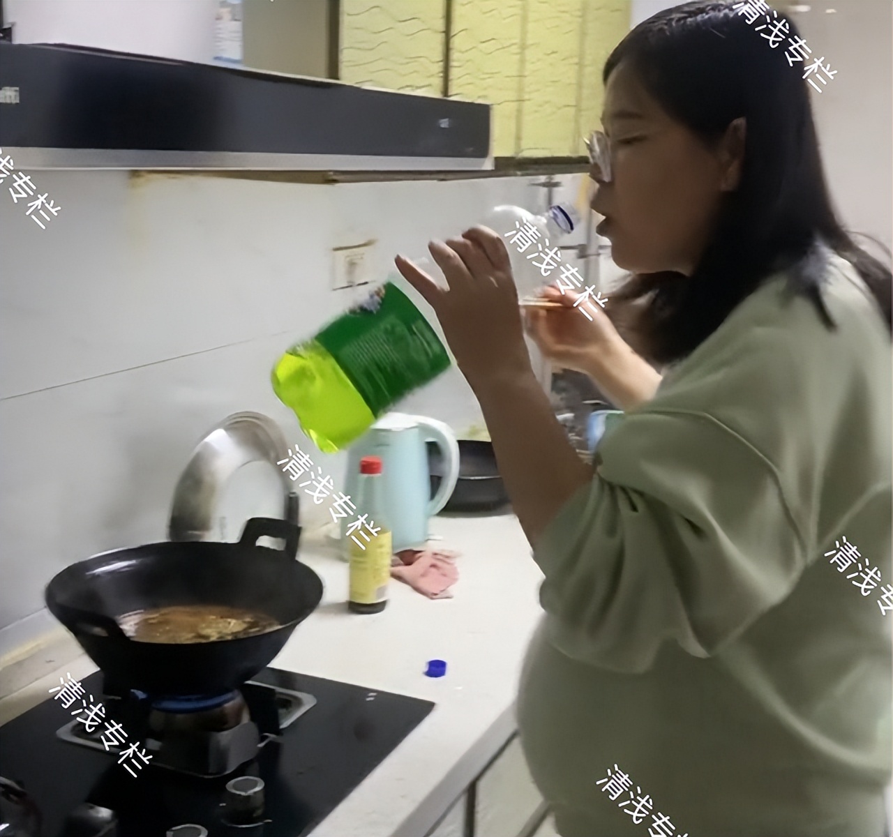 临产孕妇淡定吃火锅原作者,临产孕妇灶台前淡定吃火锅喝饮料