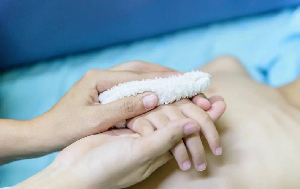 外科手术后一直发烧怎么回事,外科手术后发热怎么办