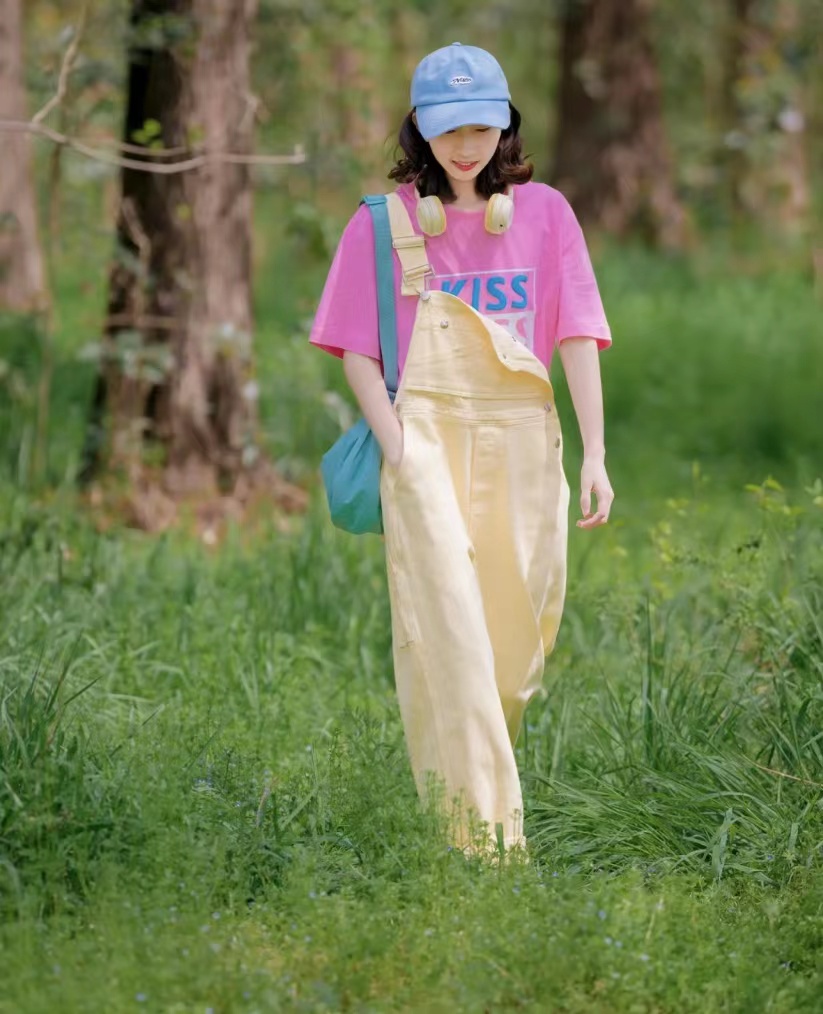 浅黄色裤子搭配什么色上衣好看,黄色裤子搭配什么颜色上衣高级感