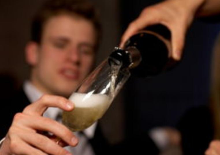 美国黑老大监狱“后宫”:女警投怀送抱,为他生5娃,每月收1.6万