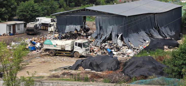 华商记者帮||去年9月曾承诺三个月内将垃圾站搬离,至今还在运营;业主说异味严重;街道人员说是临时的