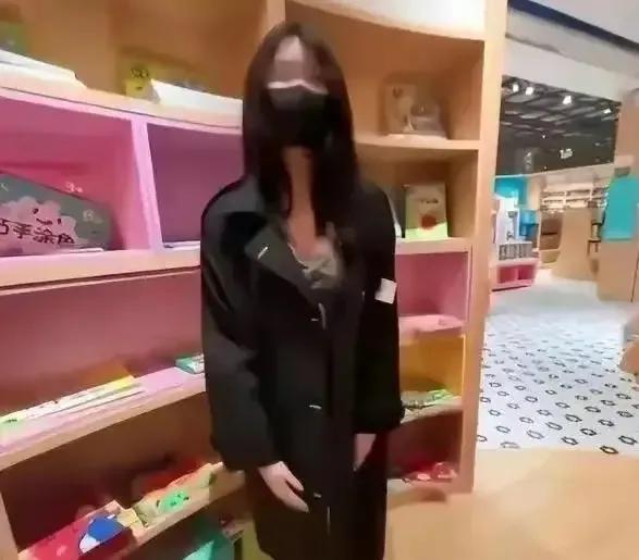 长沙女子坦诚相见街上行走，只因：男友买的不穿！更多毁三观爆料