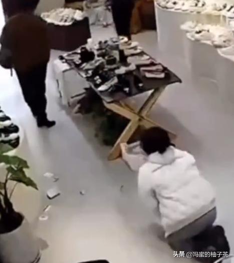 女子为200块买鞋下跪父母,女子为买鞋下跪父母