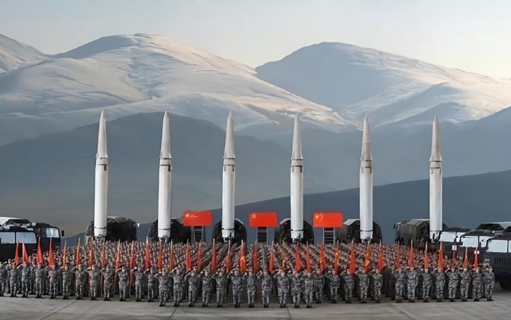 火箭军部队的路权有多高?为何导弹车经过的路段,都要战备戒严?