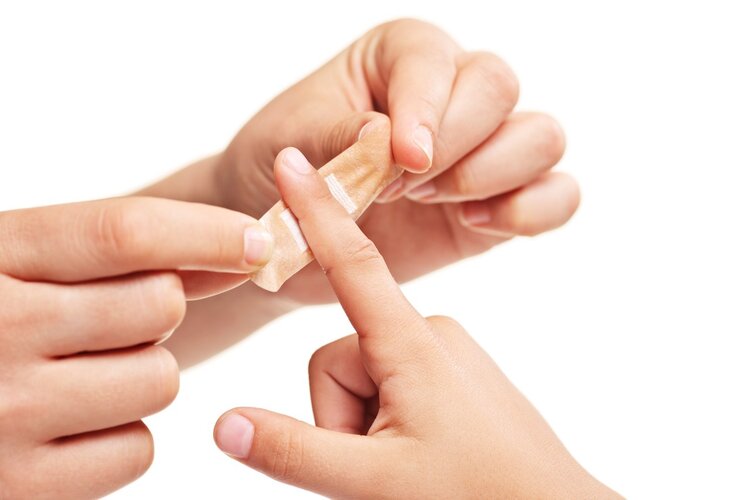 脚趾甲长肉里一碰就痛解决方法,脚趾甲长到肉里一碰就疼如何解决