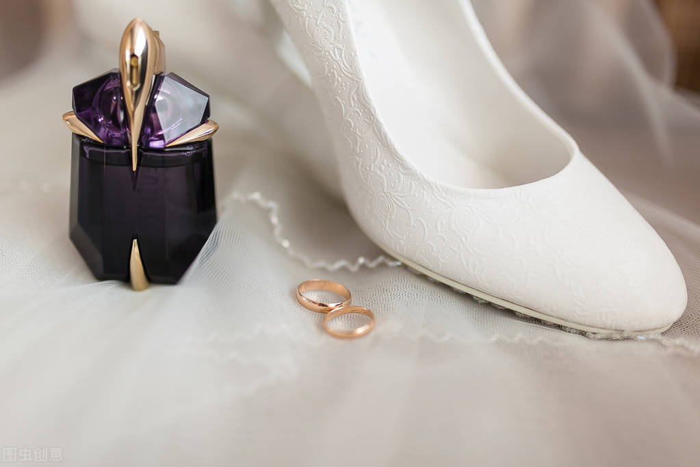 白色鞋子放时间长了发黄处理方法,白色鞋子洗了晒了发黄是什么原因