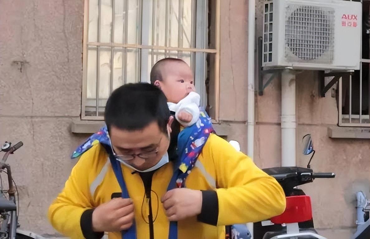 外卖小哥带娃送外卖试药,外卖小哥背6个月女儿送外卖试药