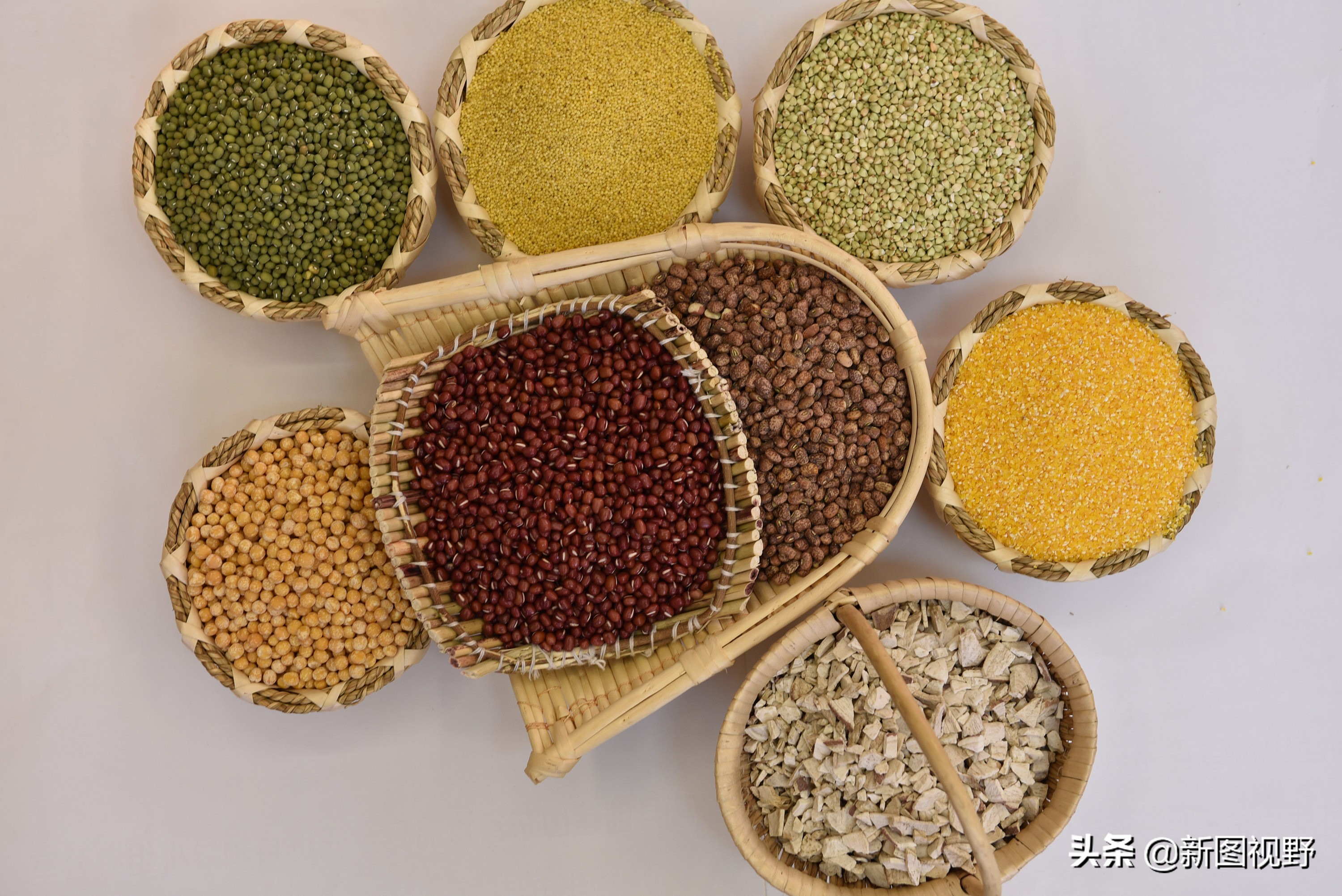 山东农村大妈手工摊煎饼视频,纯手工农村煎饼大姐