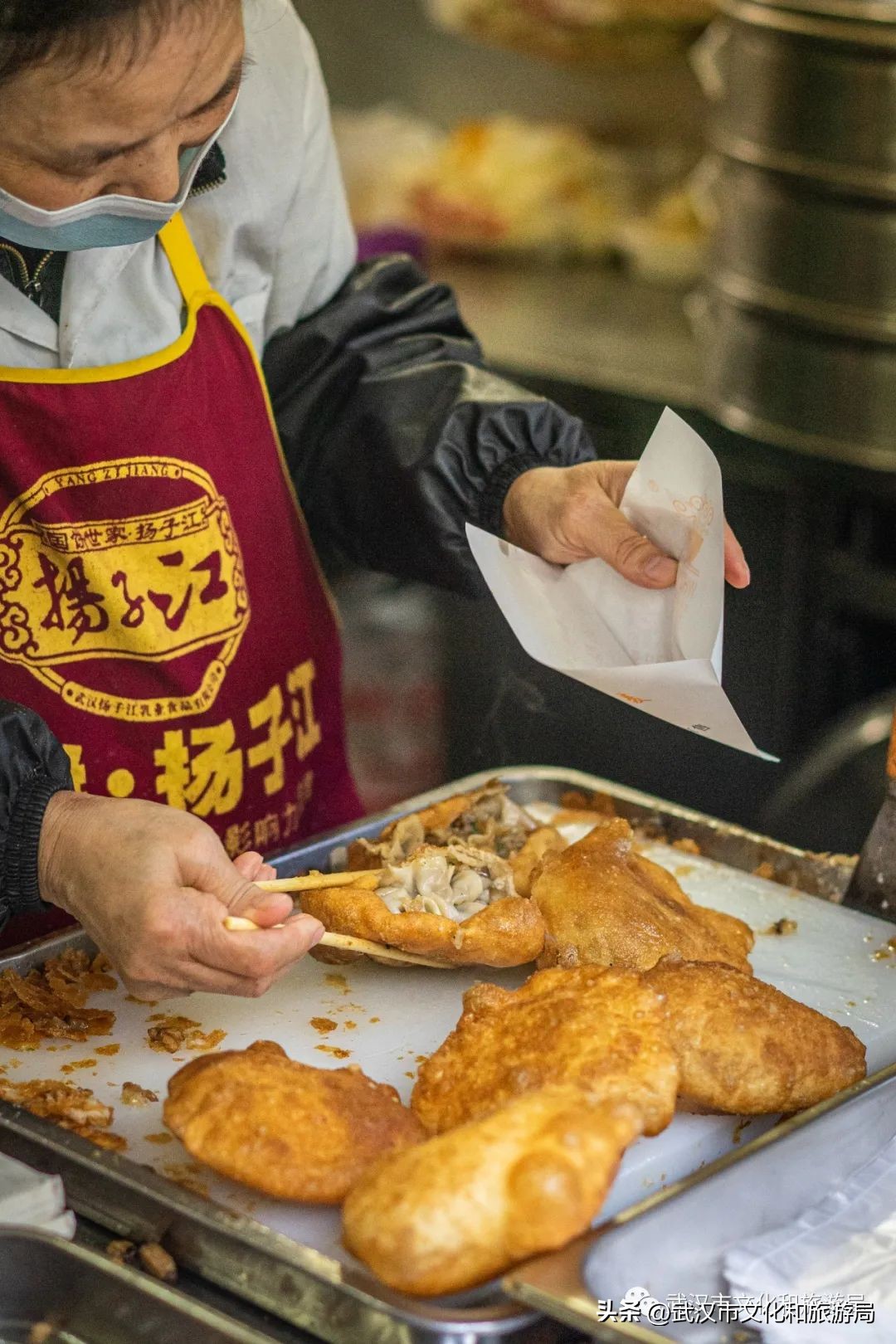 武汉人在江边,一个人在武汉江边