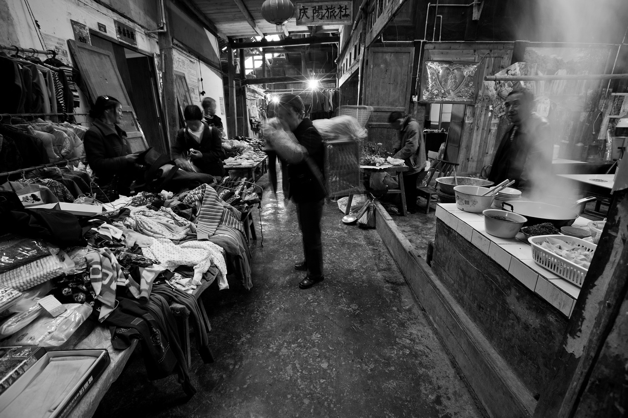 【档案】周国献摄影作品《恩施庆阳凉亭街》在《人民摄影》报发表