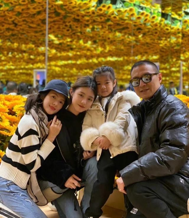 章子怡为小苹果庆生撞脸陈妍希,章子怡为小苹果庆生