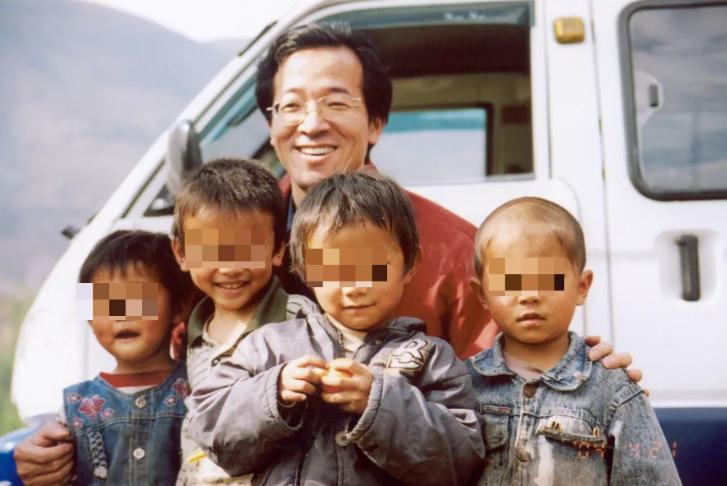 董宇辉7亿,董宇辉行走困难疑脚受伤