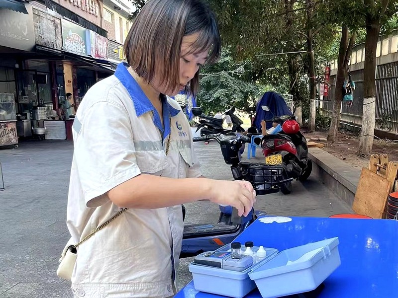 关于抗洪灾战酷暑的报道,战高温斗酷暑保安全稳生产