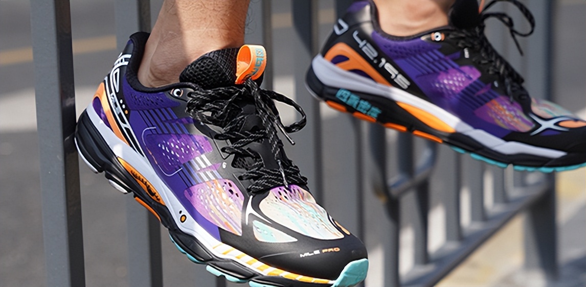 纯黑色跑鞋推荐前十名,入门级纯黑跑鞋推荐