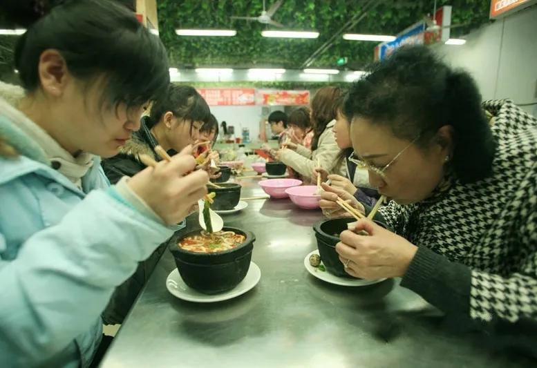 现在进厂工资为啥那么低,为什么进厂打工人越来越少