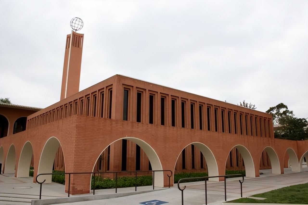 除了钱和中国人，赢在起跑线上的“网红大校”南加大还有什么？