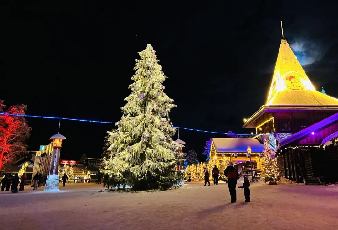 去芬兰看极光，见圣诞老人，路上却丢失行李，差点被锁地牢