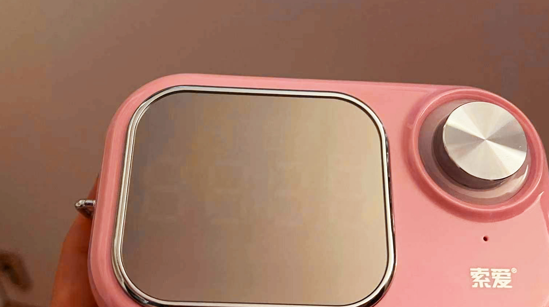 外形像移动电视，旋转滑轮按钮能听广播，这款国产收音机很好用