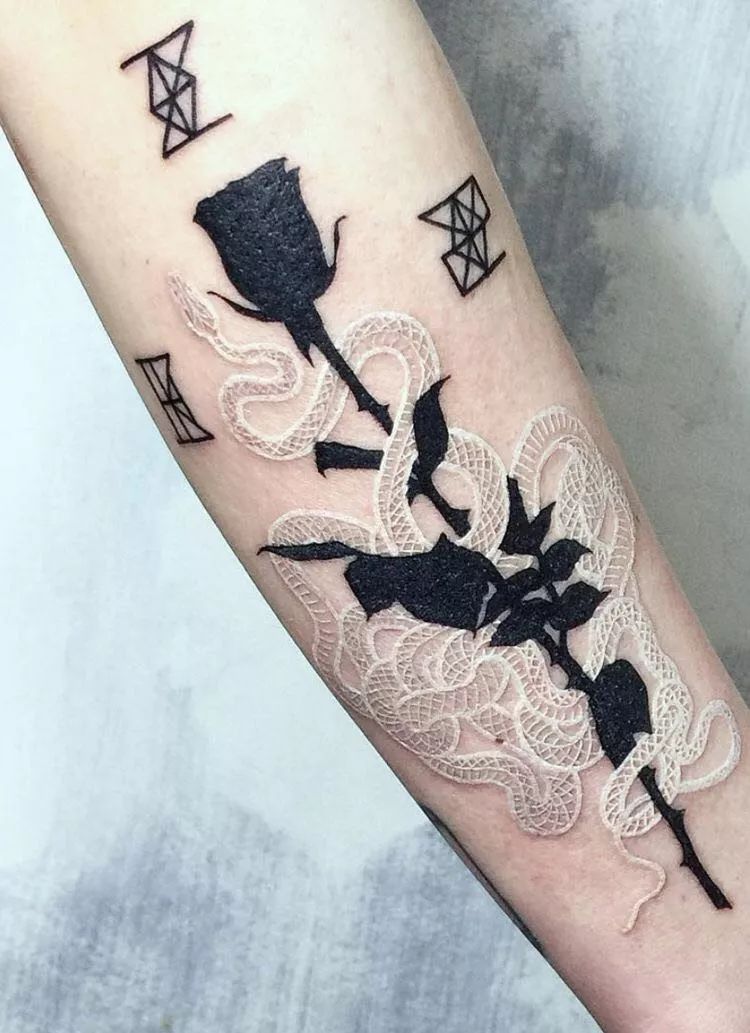 鸽子血纹身真的隐形么,隐形纹身花纹