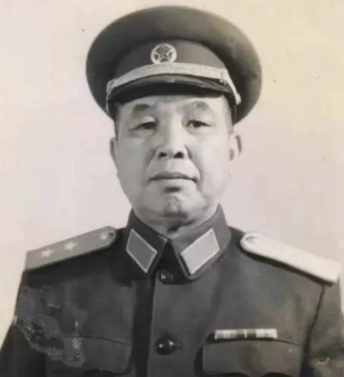 他是西康军区原司令，55年被授予中将军衔，亲生母亲却在街边乞讨