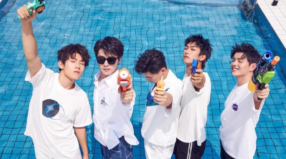 不请流量、不谈恋爱,电影《五个扑水的少年》如何逆袭成为黑马?