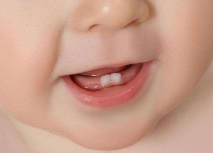 宝宝喂奶咬人有什么说法,7个月宝宝喂奶的时候咬人怎么办