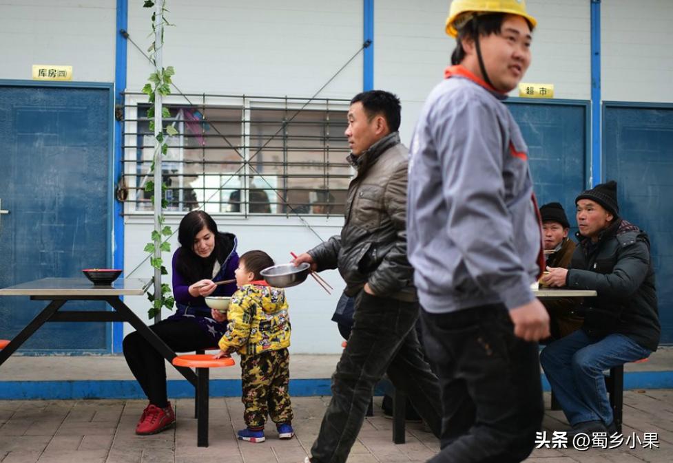 外国美女嫁45岁工地大叔,外国姑娘爱上45岁农民工