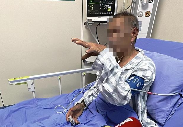 广西村民山上被眼镜王蛇咬死人,老汉被眼镜王蛇咬伤