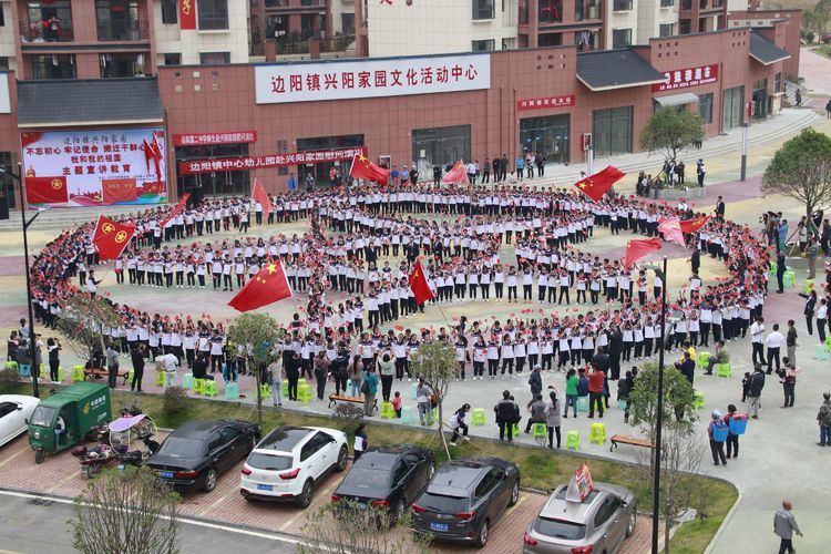 纪念初中毕业五十周年谢老师教育赞母校巨变