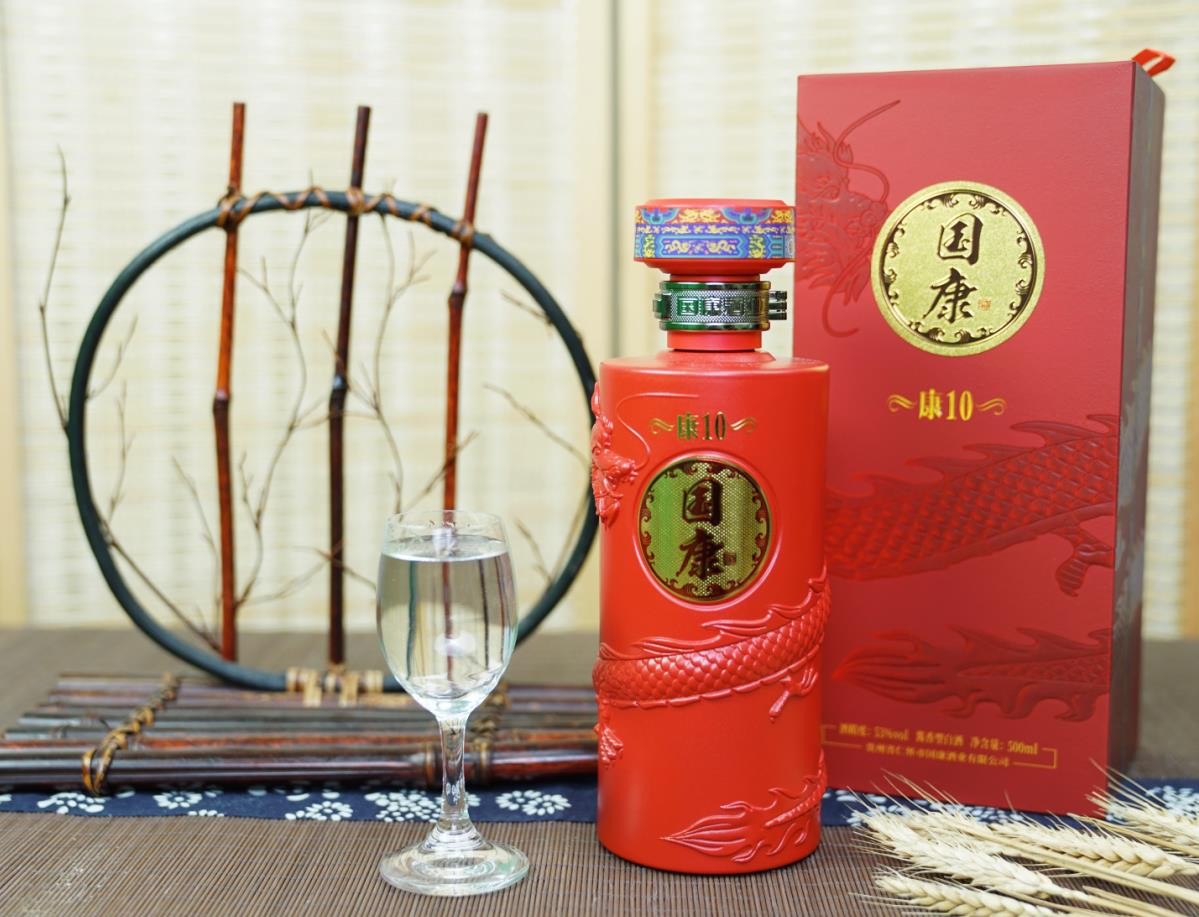 去饭店吃饭可以自己带酒吗,去饭店吃饭带一瓶酒合适吗