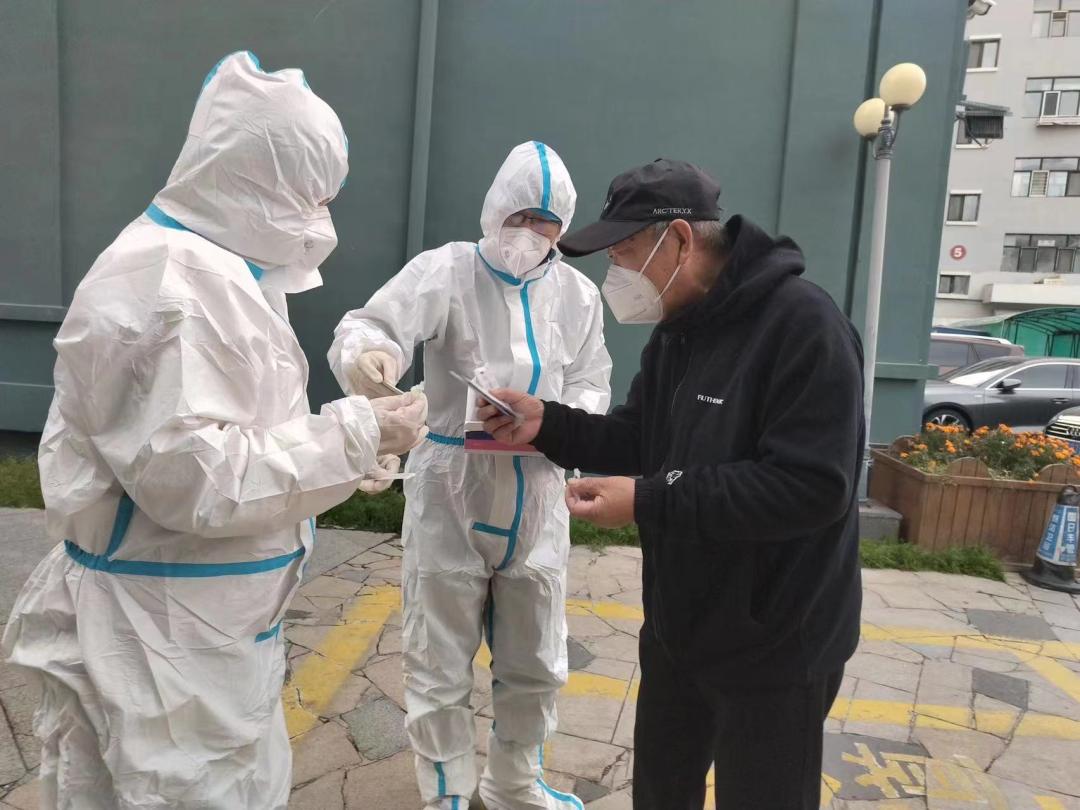 弘扬抗疫精神筑牢为民初心,抗疫一线党旗红勇担使命践初心