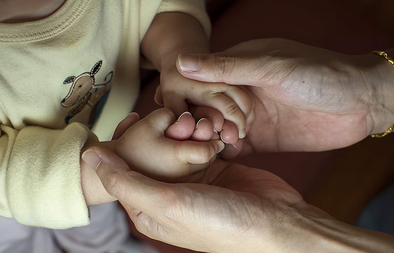 警惕宝宝低温,婴幼儿低温出了好多汗还要捂吗