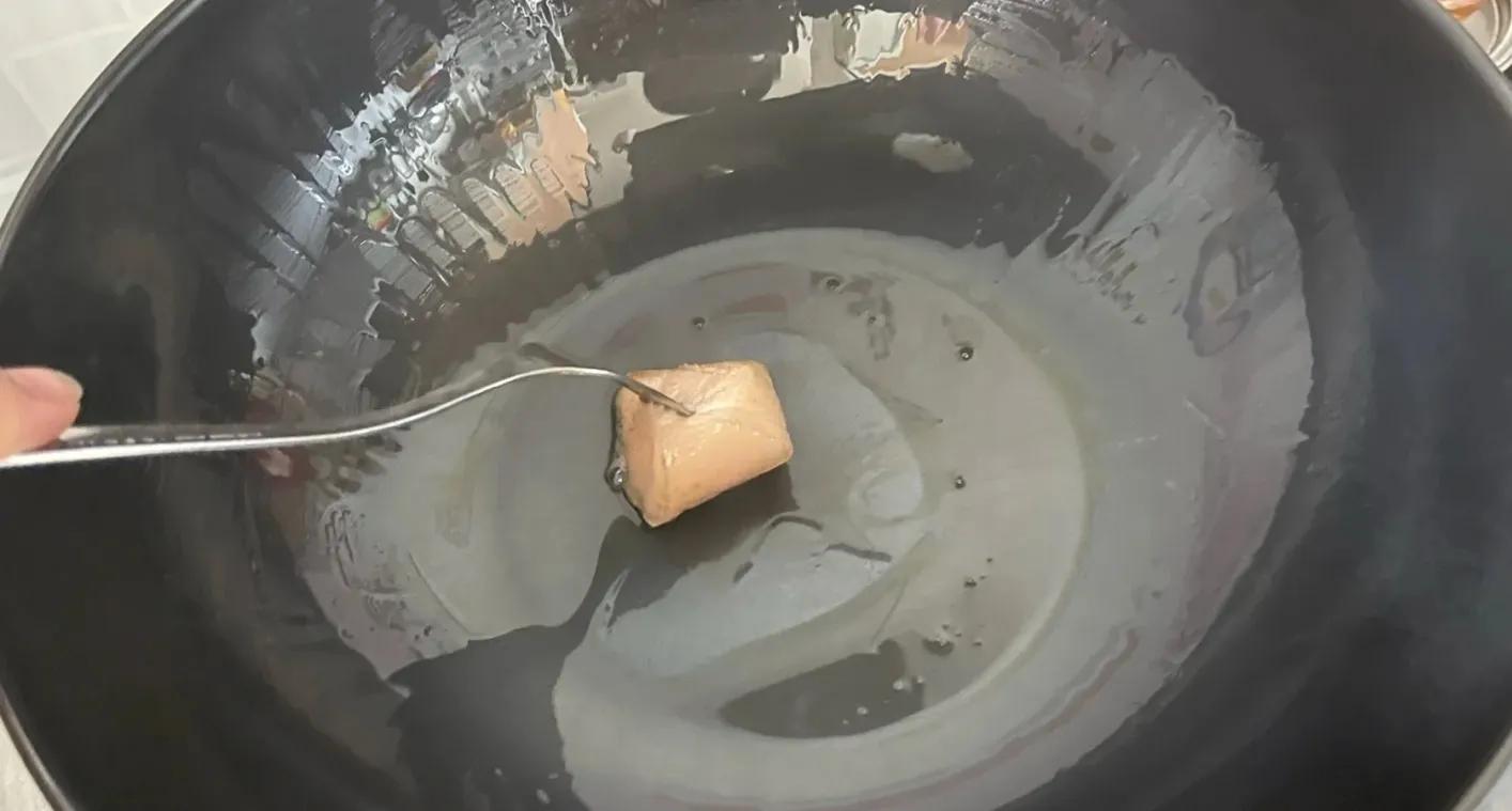 新买的铁锅咋开锅不生锈,新买的铁锅切记别直接开锅