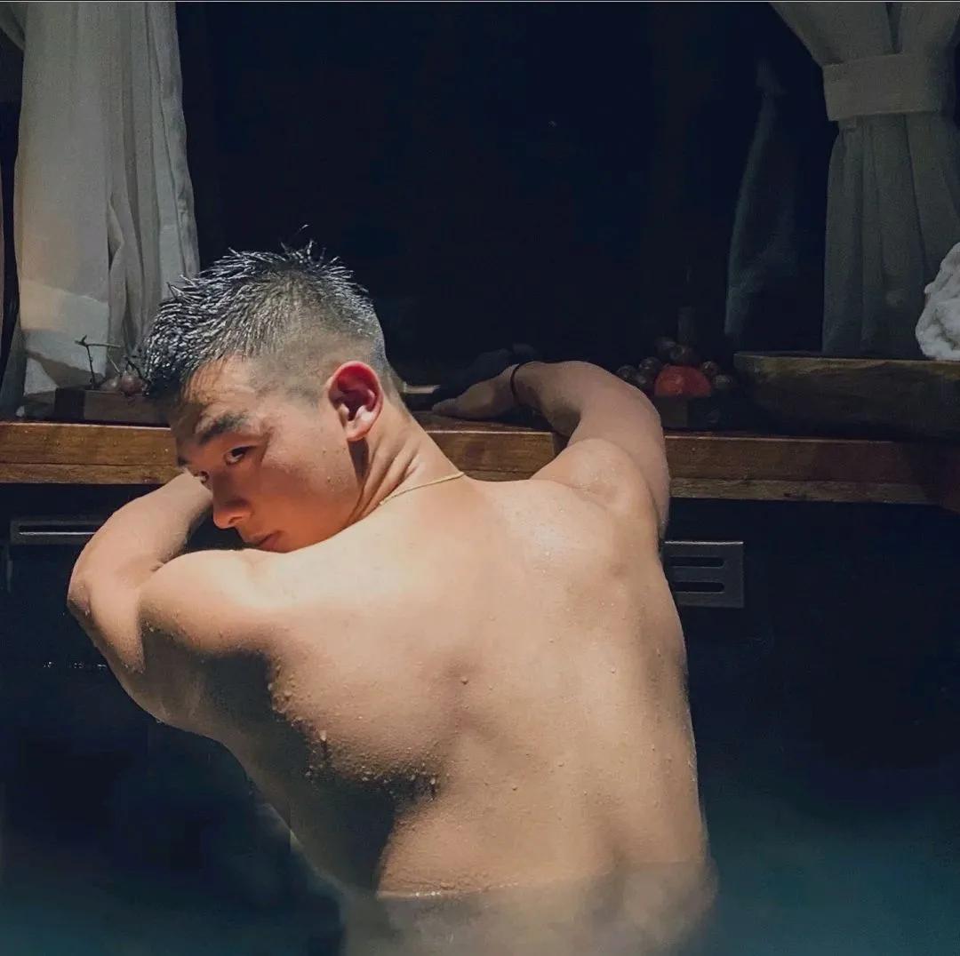 白袜腹肌体育生帅哥---------体育生小哥哥