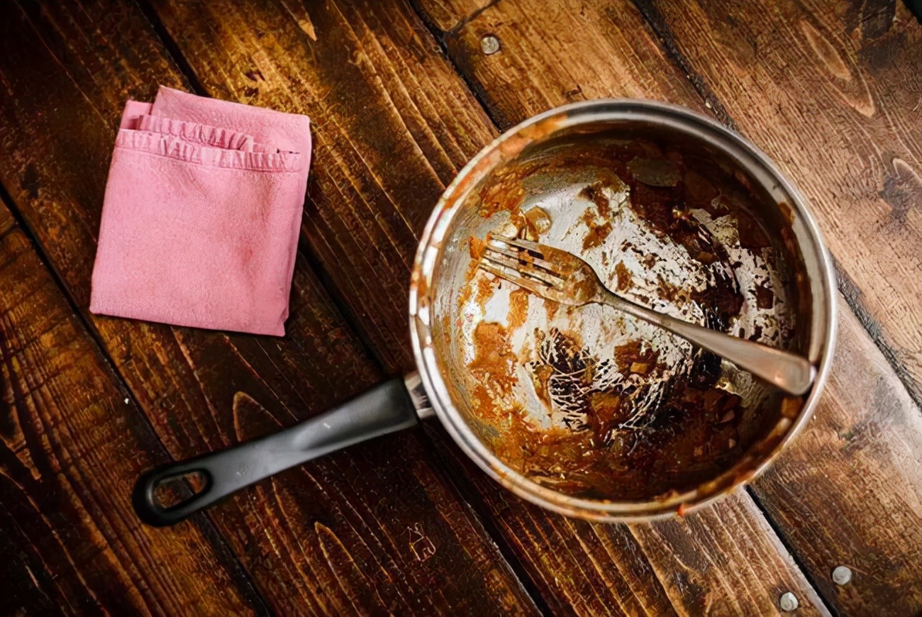 家里的炒菜锅铁锅锅底脏了怎么办,炒菜锅锅底又黑又脏妙招