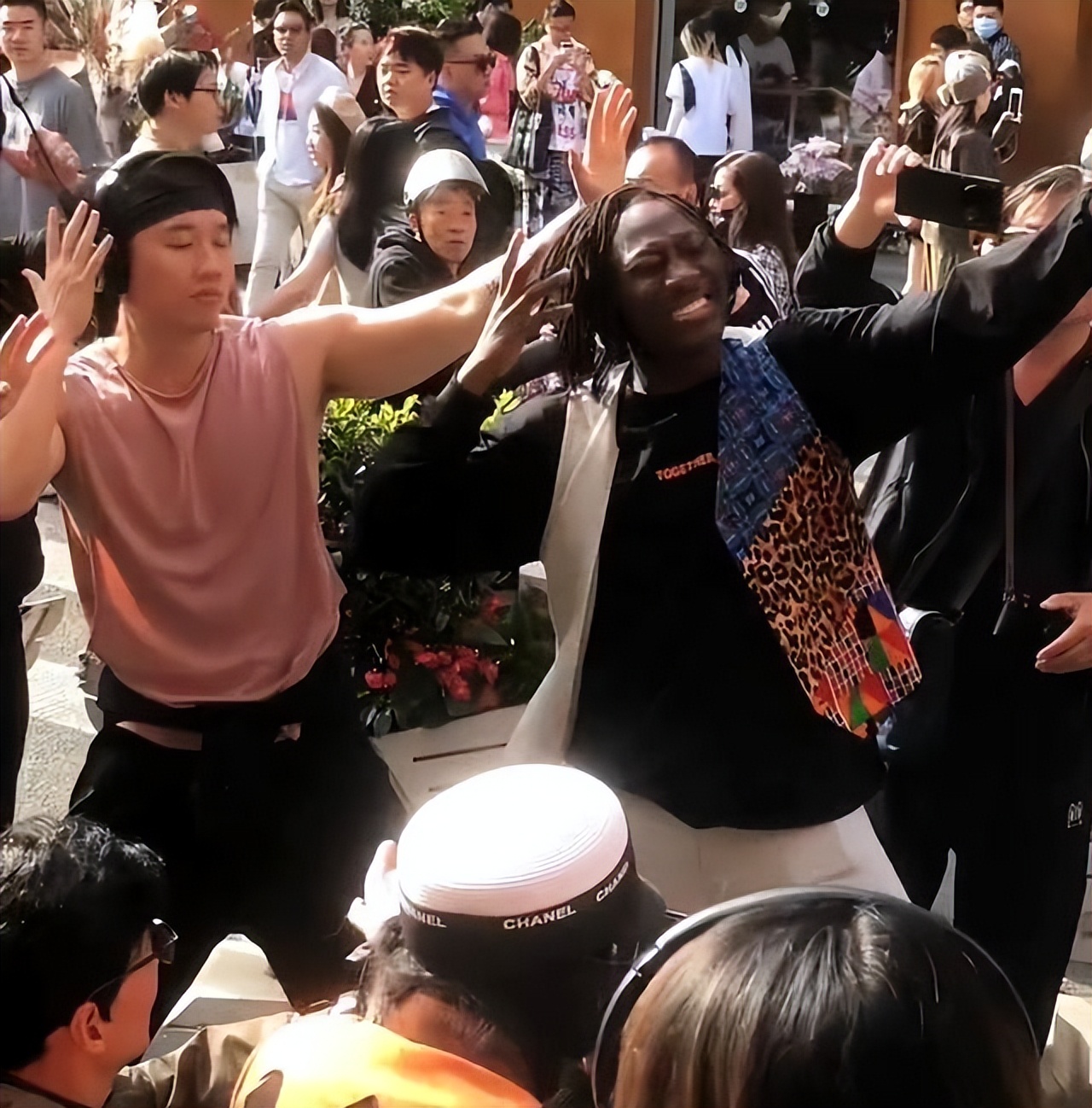 群魔乱舞:上海街头黑人带队领舞，年轻男女跟着装模作样，好尴尬