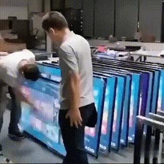 轻松一刻：这样的破电脑，收废品的竟然出价500块钱收，真是疯了