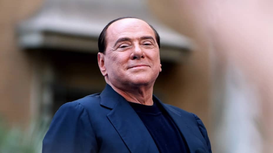 85岁意大利前总理：丑闻缠身专搞“爷孙恋”，三婚娶32岁金发女友