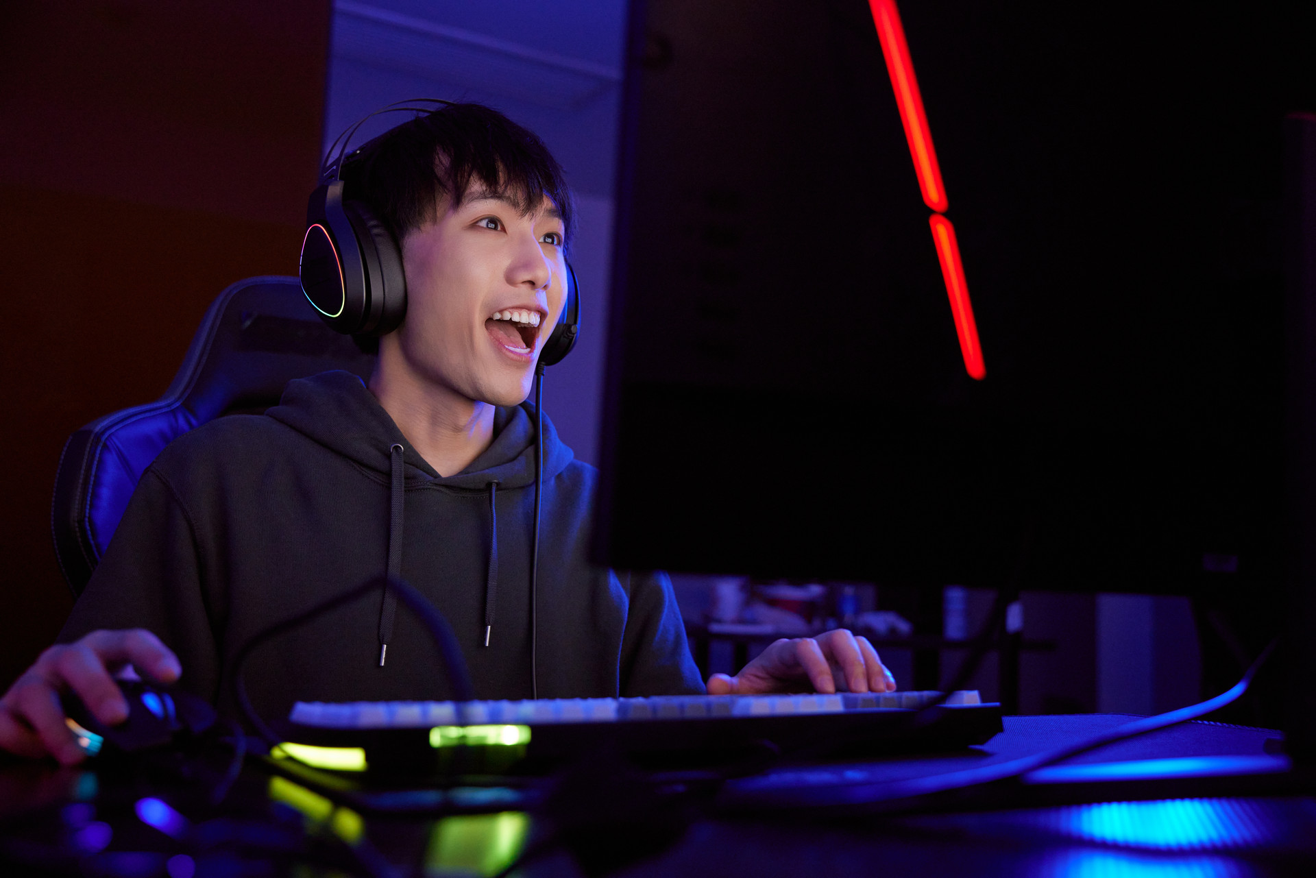 小孩迷上网游怎么办,孩子痴迷游戏家长如何教育