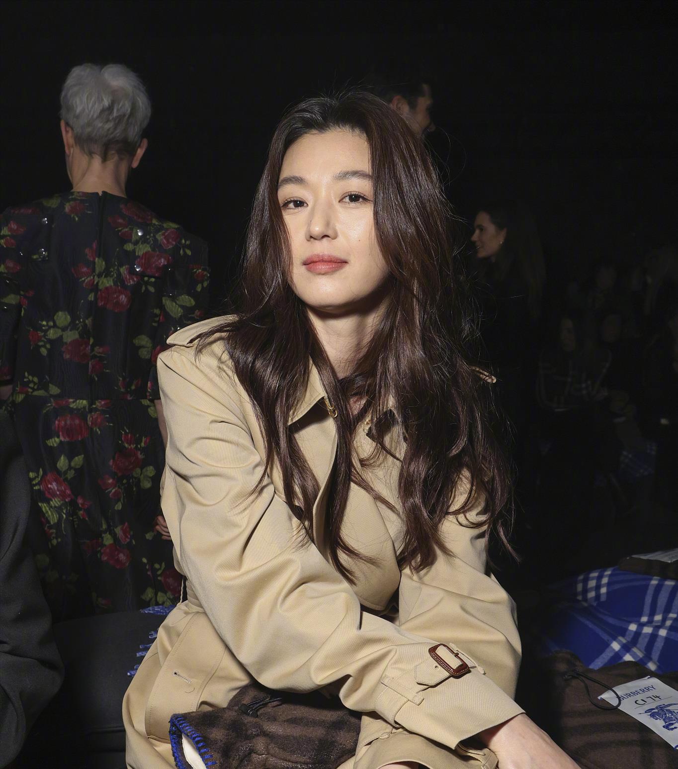 全智贤眼睛细纹,全智贤拍时尚写真造型素雅气场强