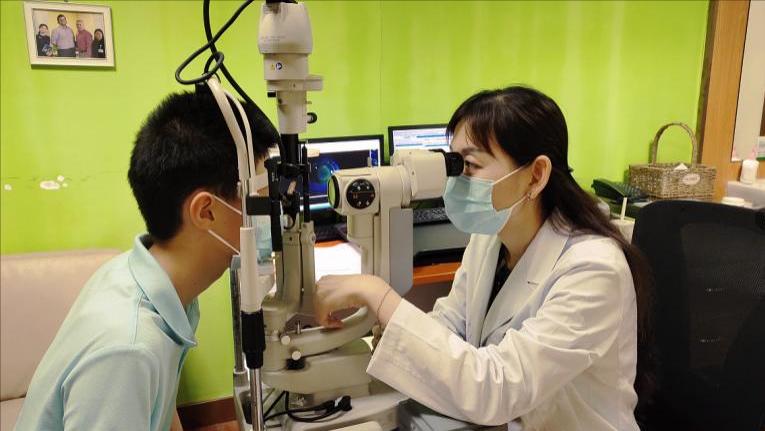 15岁男孩检查出脑肿瘤怎么办,小孩15岁胶质瘤前期的症状