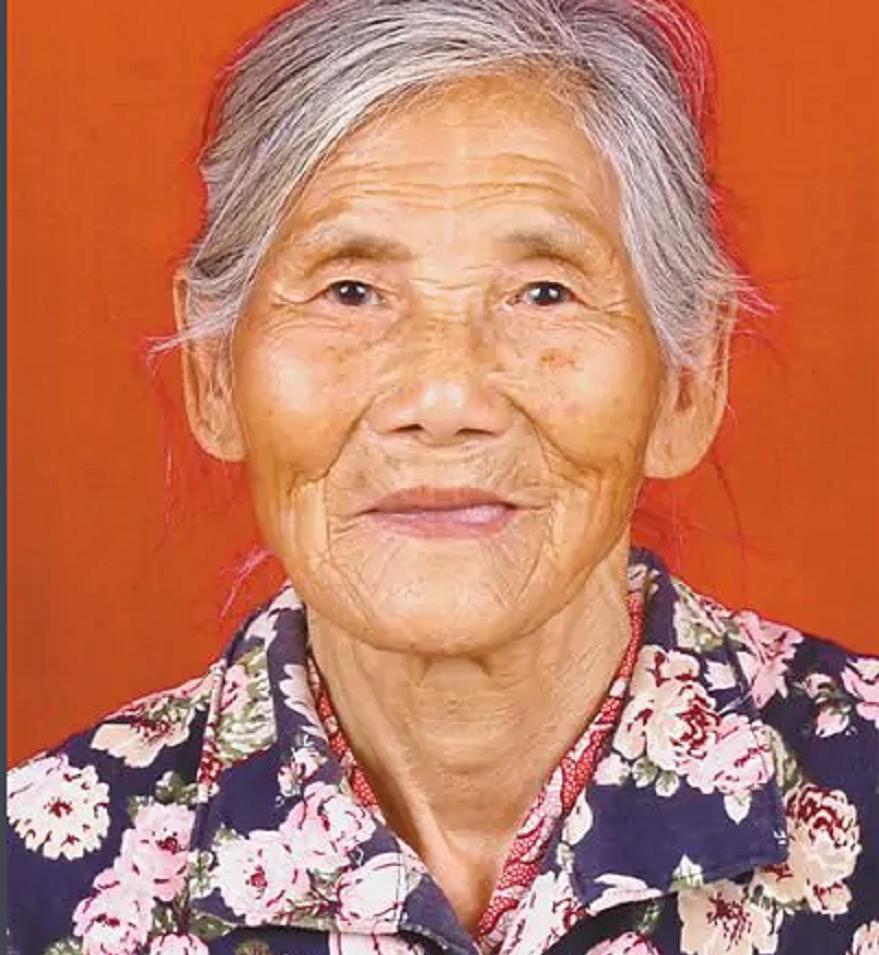 江西24岁小伙和85岁老人拍婚纱照,南昌24岁小伙和奶奶拍婚纱