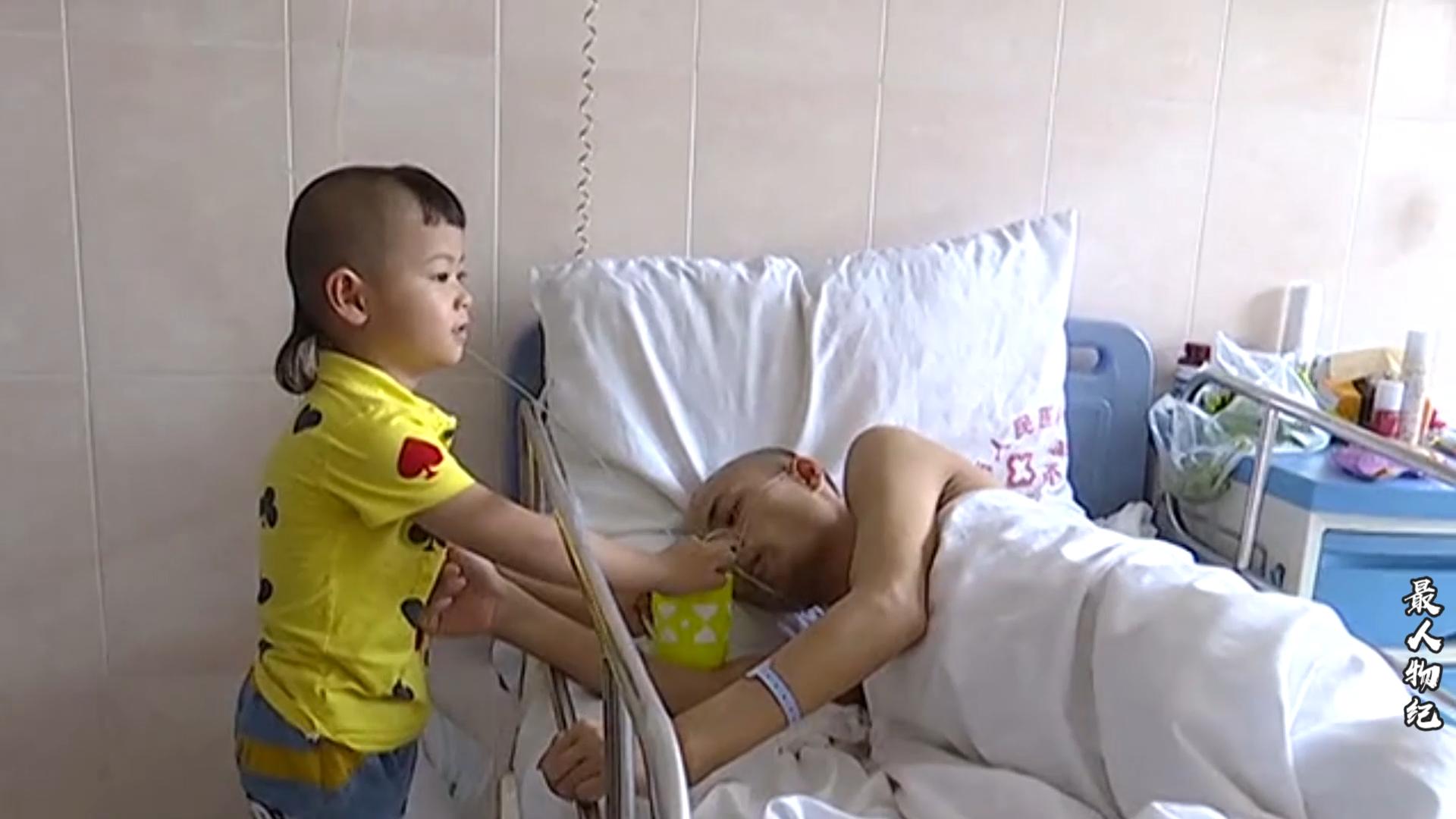 12岁男孩照料瘫痪爸爸7年原视频,儿子独自照顾瘫痪父亲的感人故事