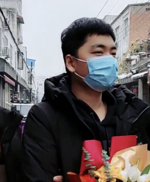 张洋洋终于露出庐山真面目，摘下口罩撞脸黄轩，网友：缺女友吗？