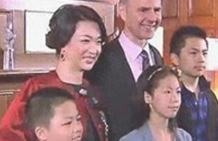 金星被问：做完变性手术后，会忍不住和女人洗澡吗？