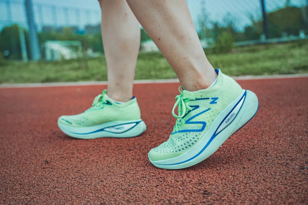 2022公认脚感最好的10双跑鞋 (2022颜值高性价比高的跑鞋推荐)