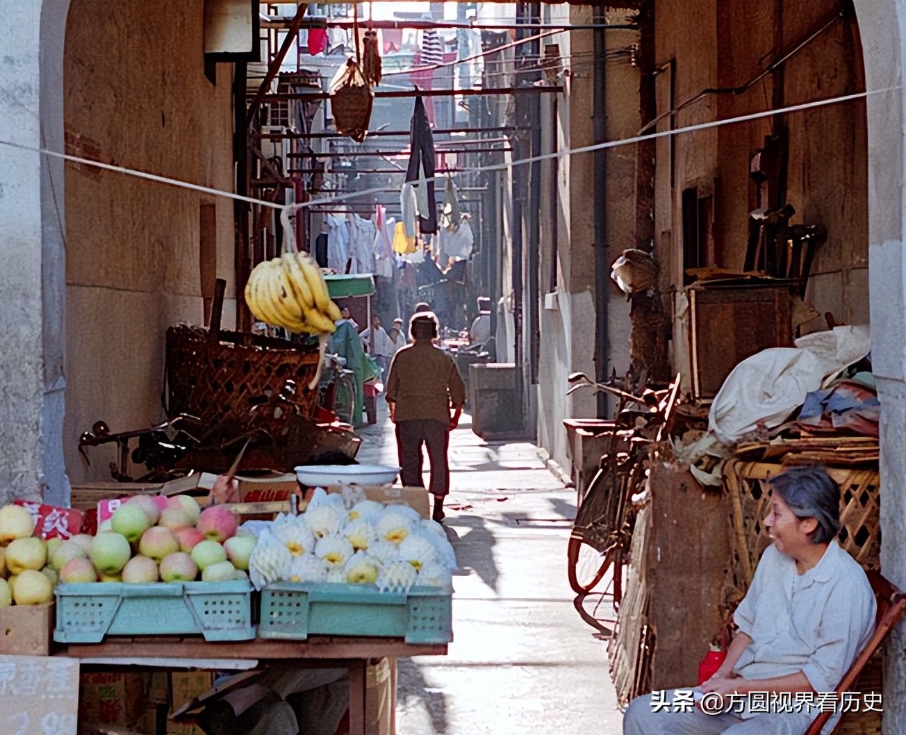 老照片,90年代的上海,一座浮华城市的烟火之影