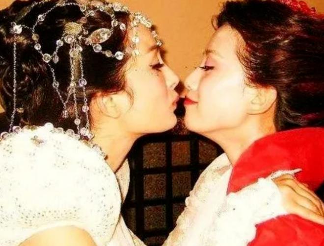 4对闹崩的塑料姐妹花：真情假意难辨，翻脸比翻书还快