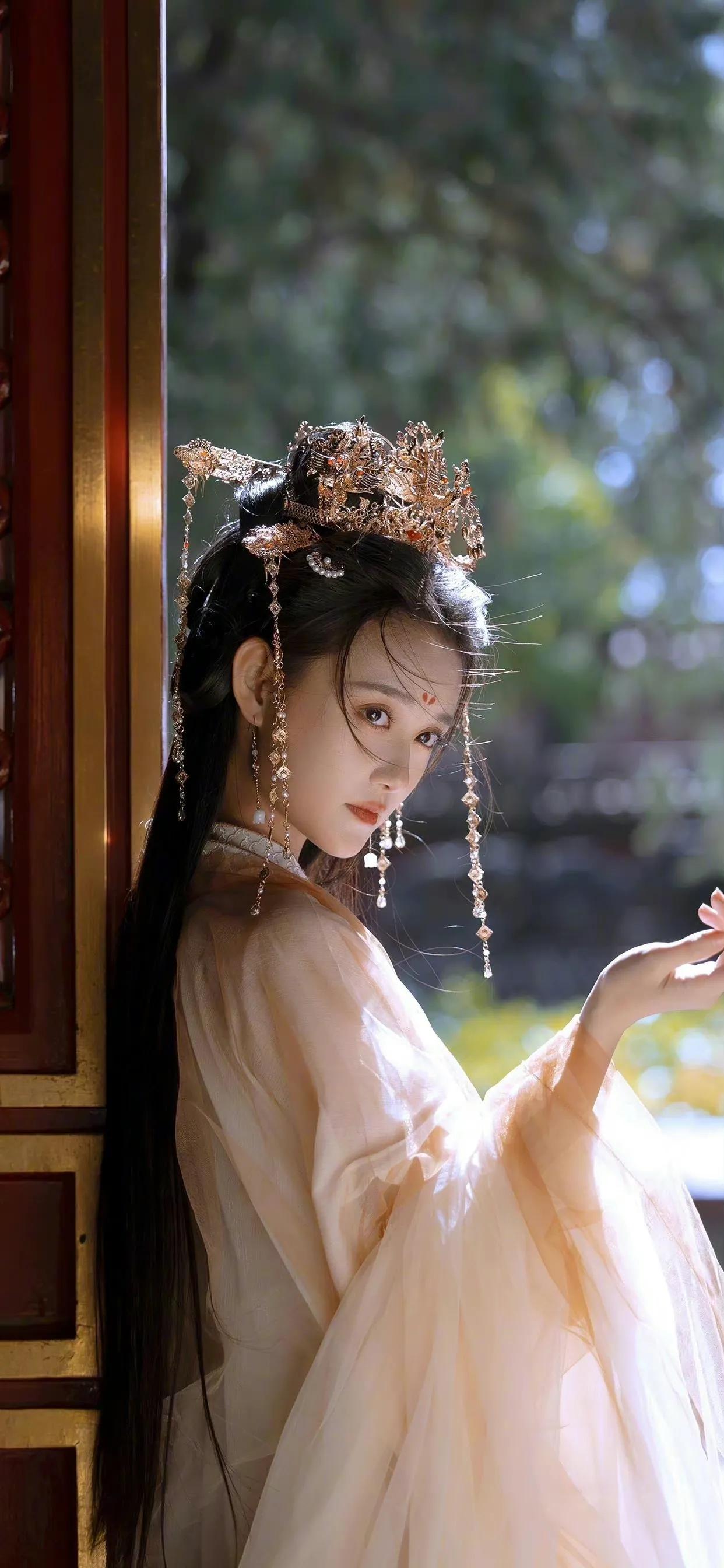 超酷美女壁纸图集可保存,长发飘飘粉色裙子美女壁纸